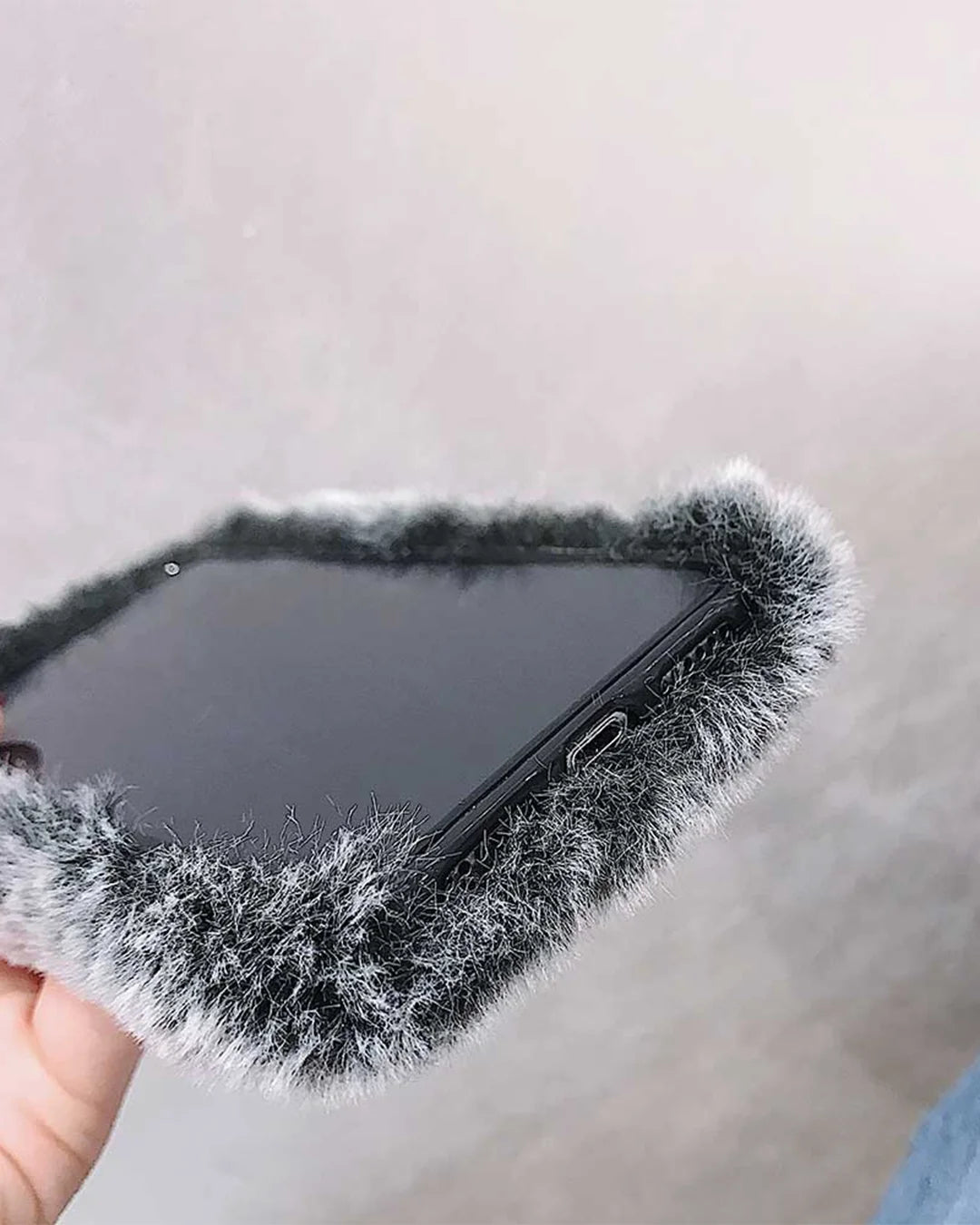 capa-de-celular-pelucia-iphone-fluffy-uebecom-4